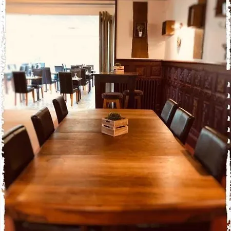 Le Bretagne Et Restaurant Le Papillon 2*