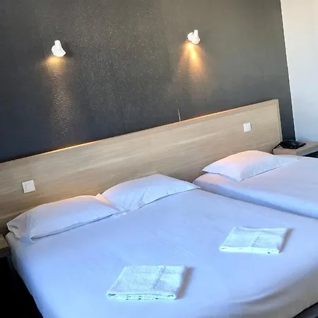 Hotel Le Bretagne Et Restaurant Le Papillon Gorron