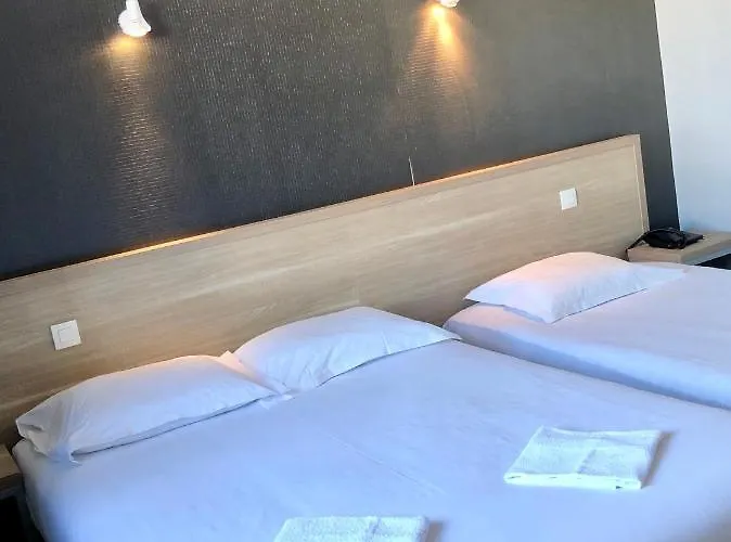 Hotel Le Bretagne Et Restaurant Le Papillon Gorron